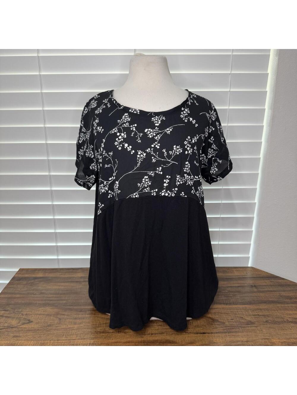 Maurices Black and White Floral Print Short Sleeve Blouse Size M
